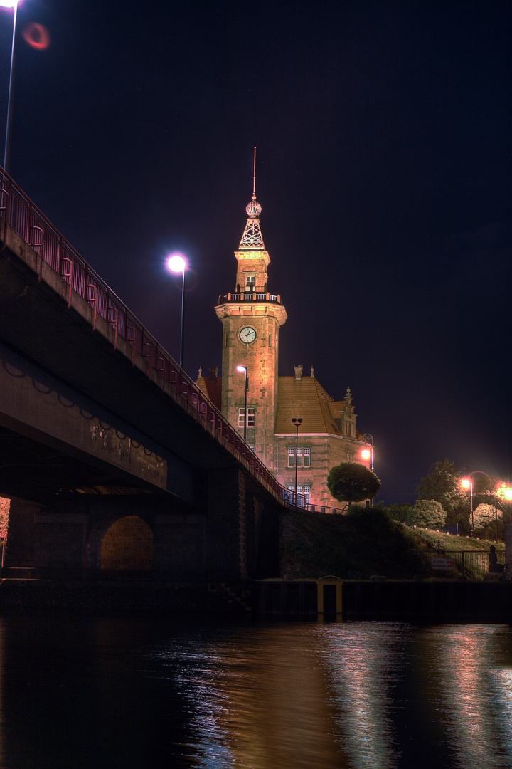 Dortmunder Hafenamt im Glanz der Nacht