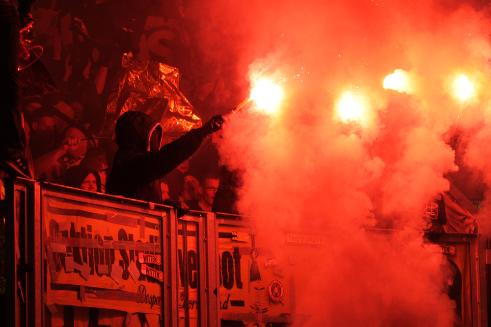 Dortmunder Ultras zünden Bengalos