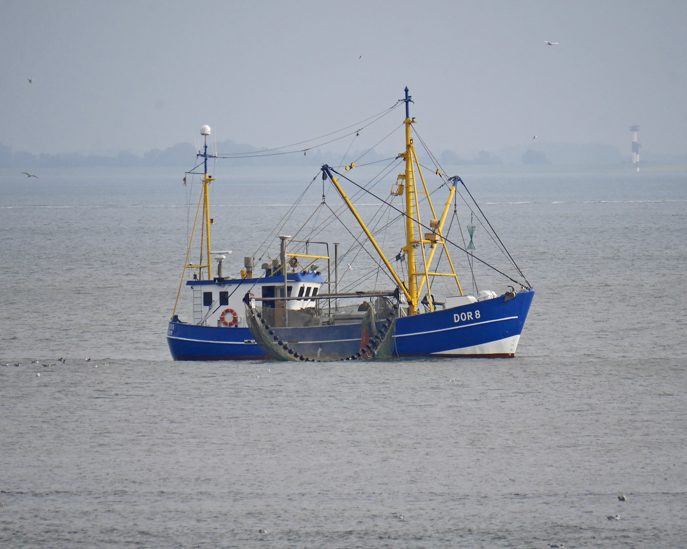 Dorumer Fischkutter reinigt seine Netze vor Cuxhaven