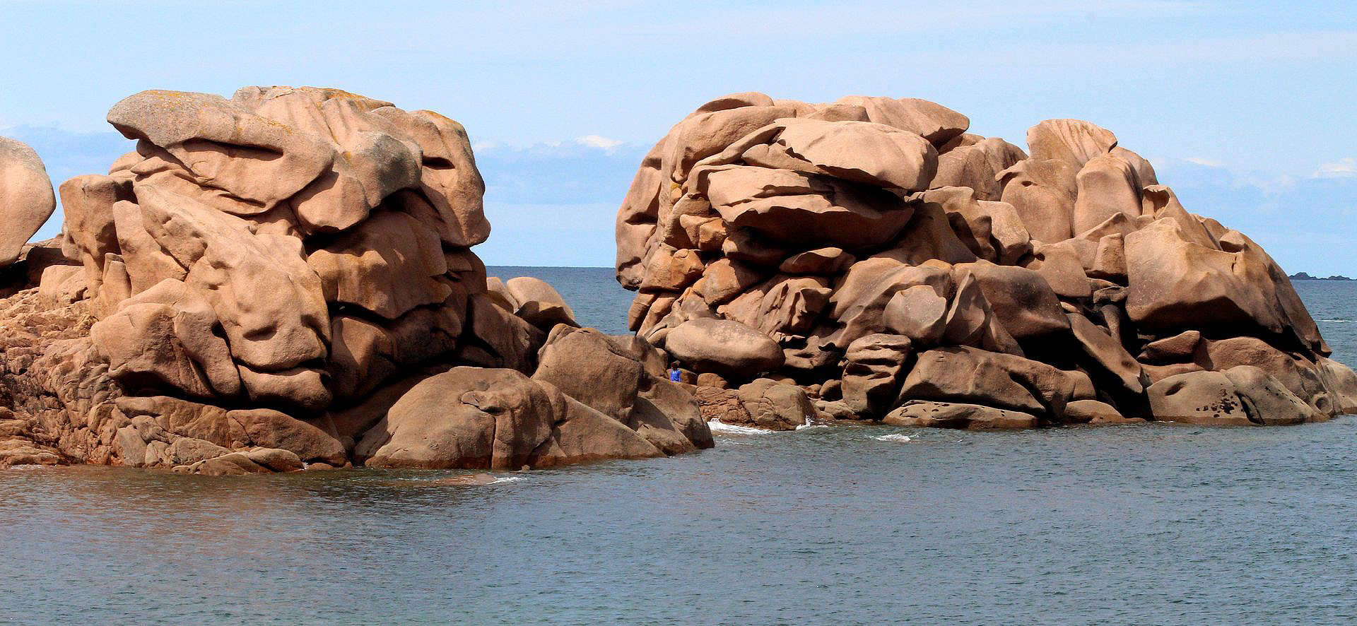 Dos imponentes bloques de granito rosa esculpidos por el mar y los vientos (Ploumanac'h)