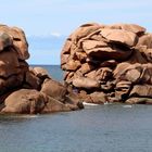 Dos imponentes bloques de granito rosa esculpidos por el mar y los vientos (Ploumanac'h)