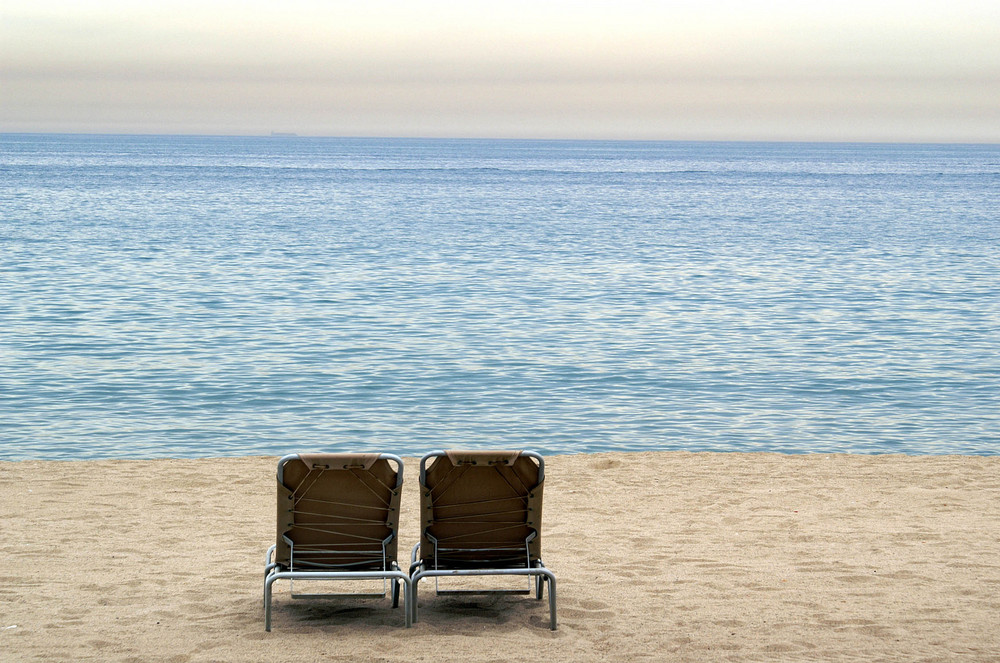 dos mentir en la playa de Barcelona