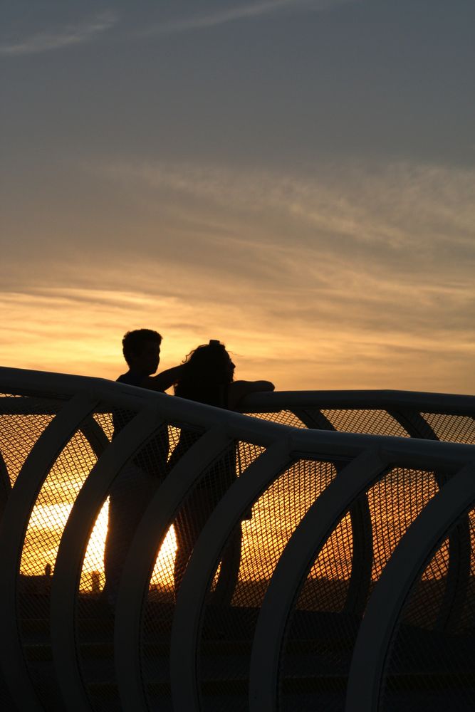 dos paseando en las setas al atardecer