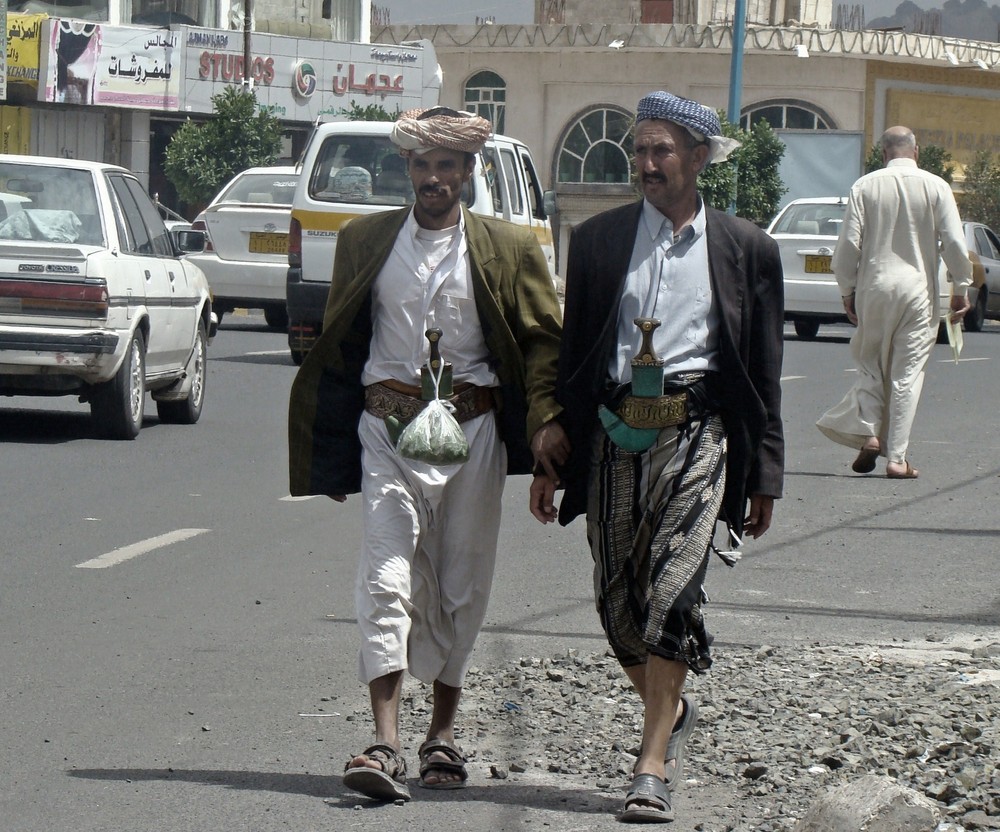 DOS YEMENÍES PASEANDO