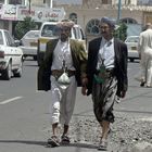 DOS YEMENÍES PASEANDO