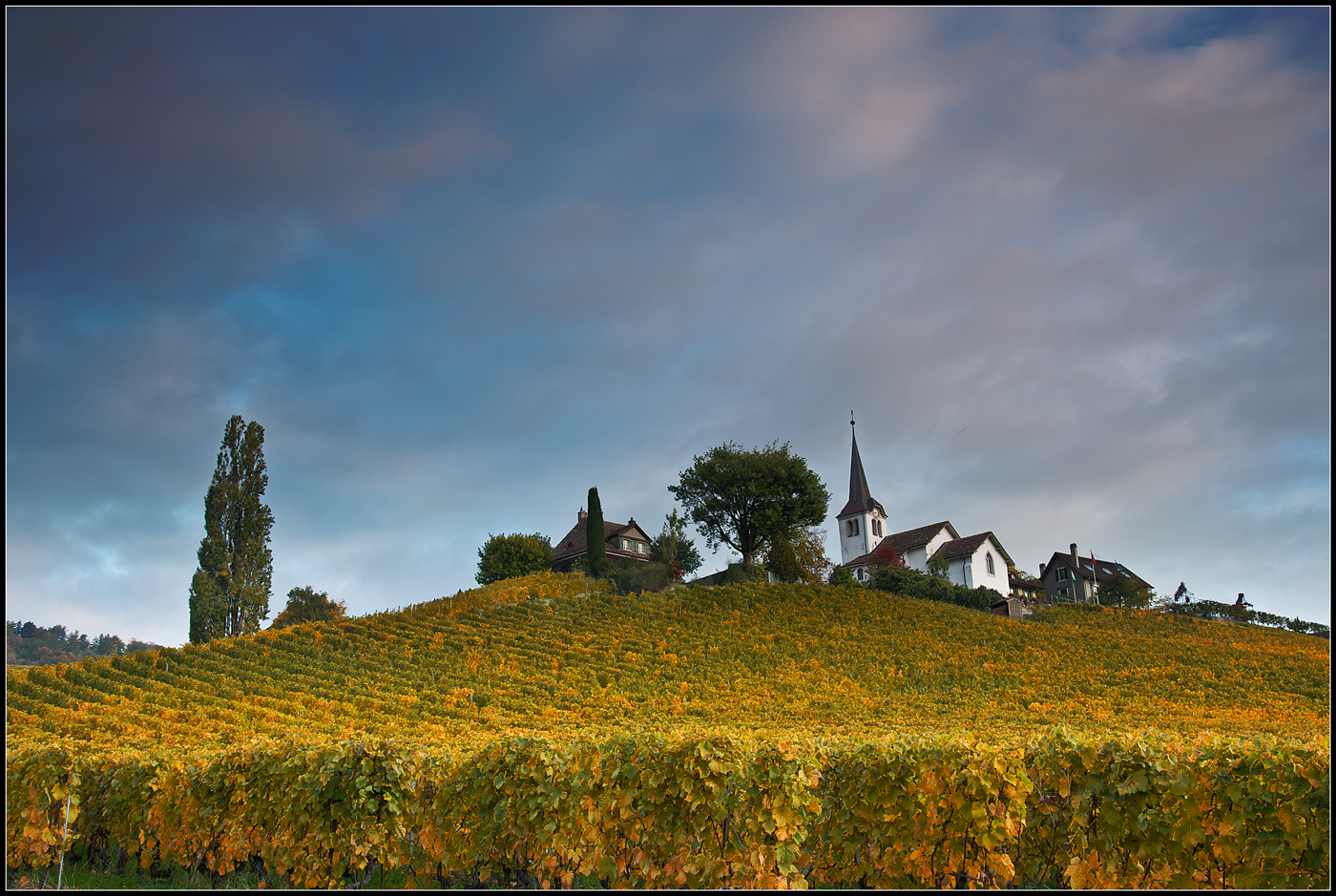 Doucement le soleil levant colore les nuages