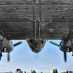 Douglas C-47 im Landeanflug auf Berlin