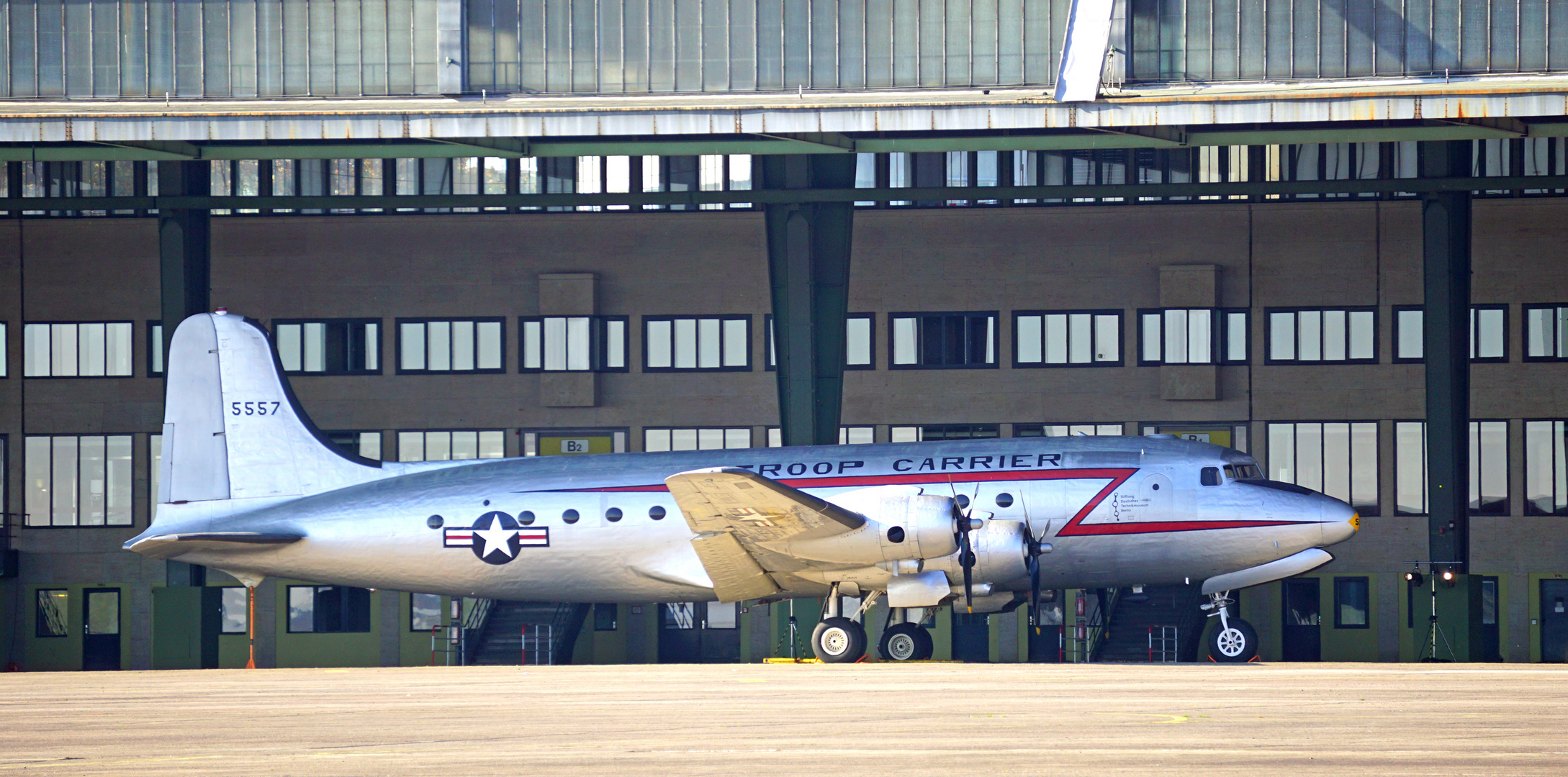 Douglas C54 Skymaster auf dem ehemaligen Flughafen Berlin Tempelhof