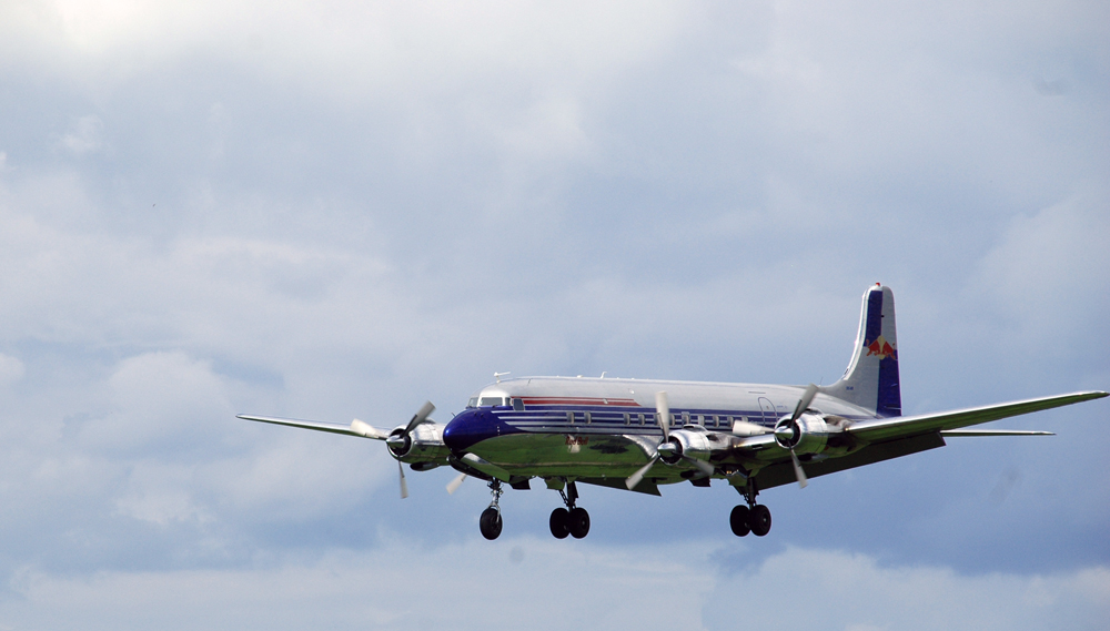 Douglas DC-6 im Anflug auf die Airpower