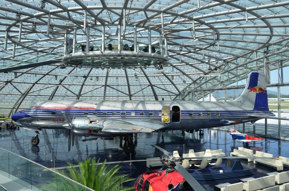 Douglas DC-6  im Hangar 7