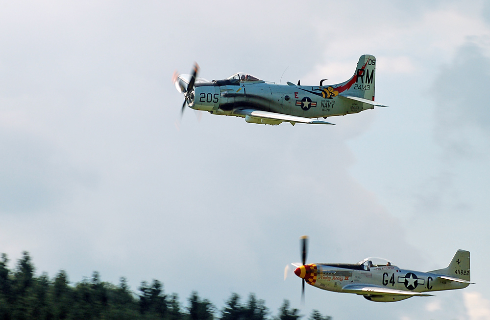 Douglas Skyraider und P-51 Mustang