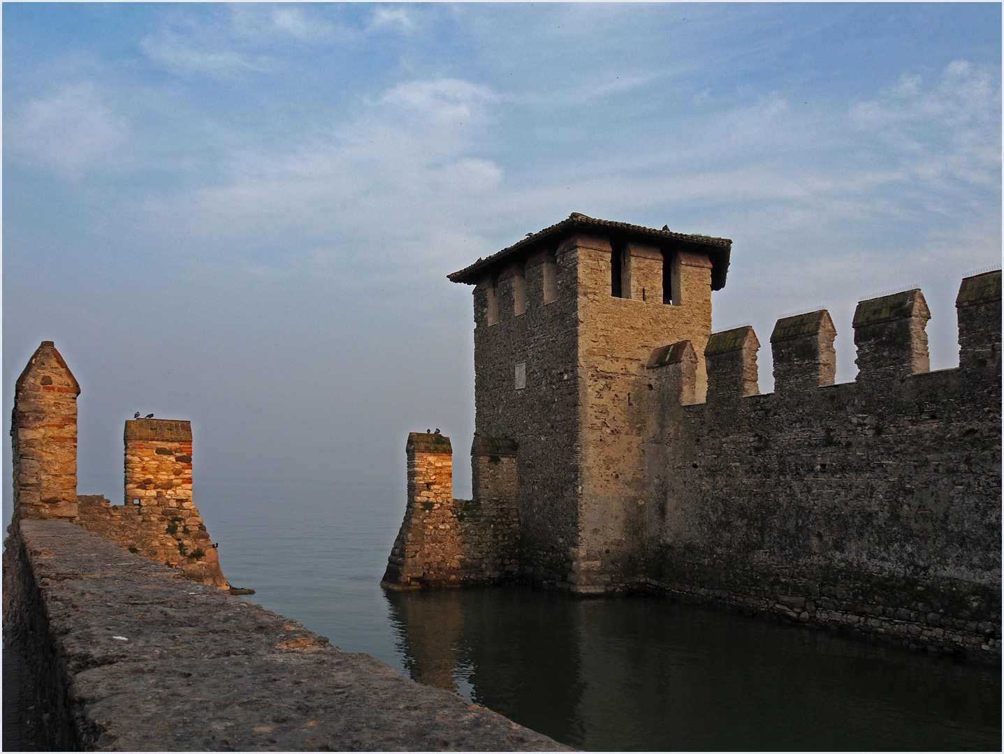 Douve nord du Château des Scaligeri  --  Sirmione