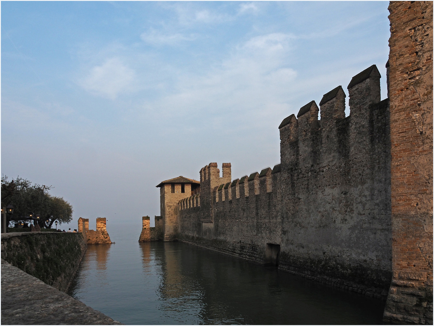 Douves Nord du Château des Scaligeri  --  Sirmione