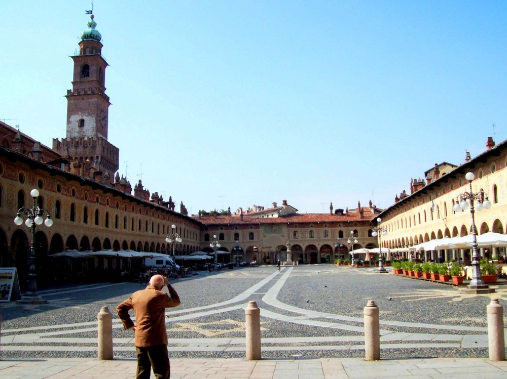 Dove siamo? Aaaaaaa... Vigevano!