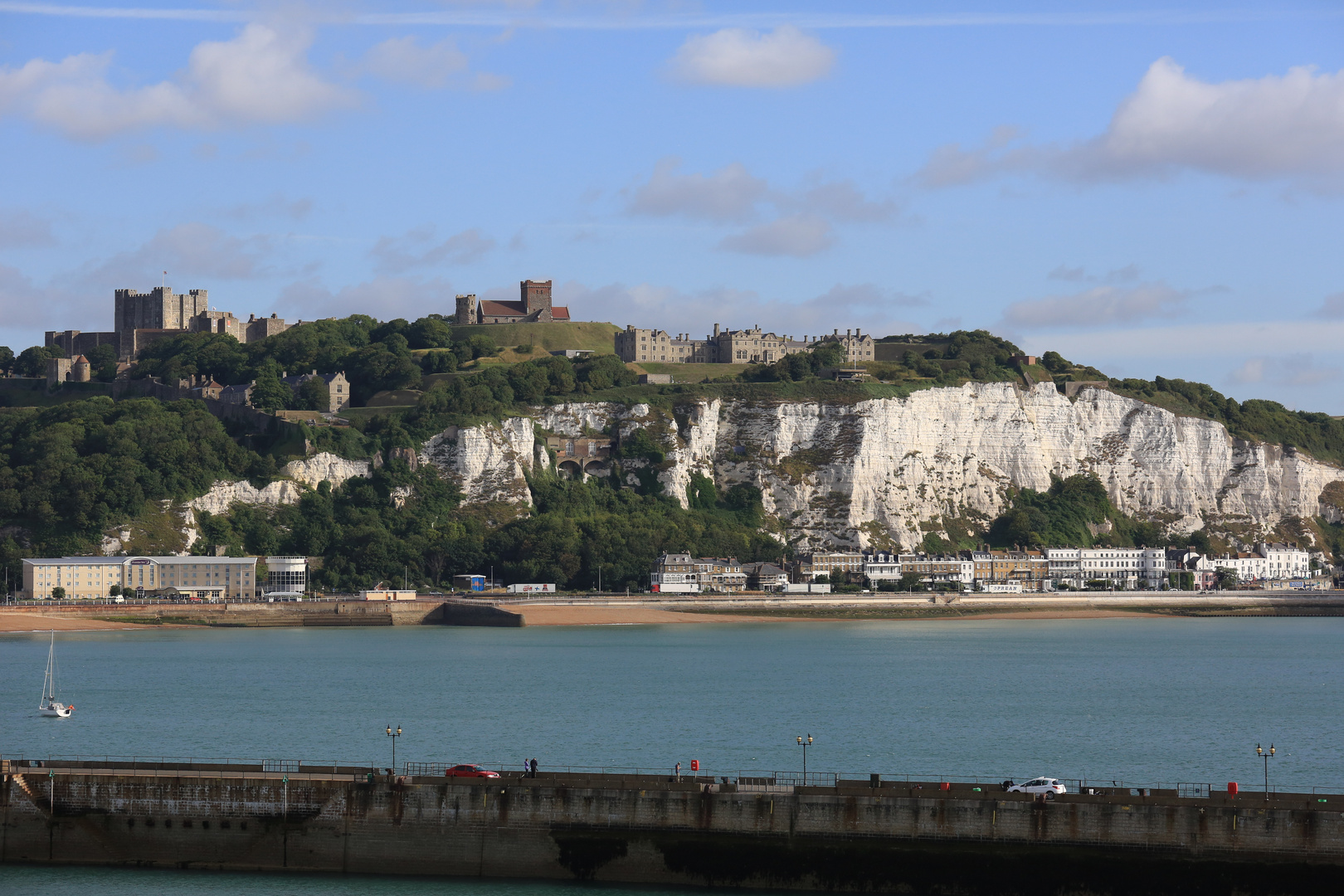 Dover Castle und Kreidefelsen