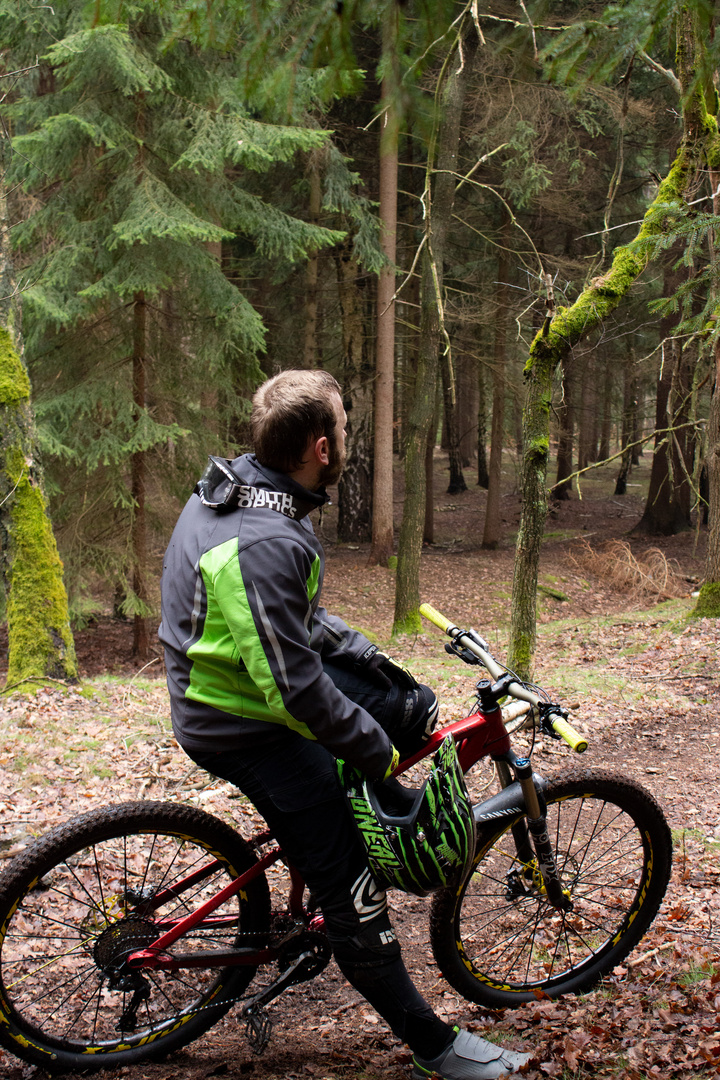 Downhill Spaß im Erzgebirgswald