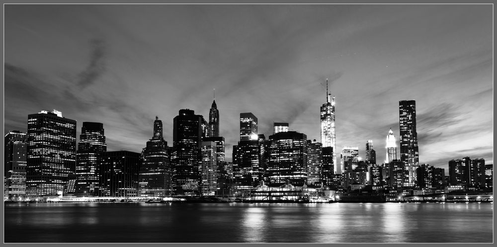 Downtown Manhattan von Brooklyn aus (bw)