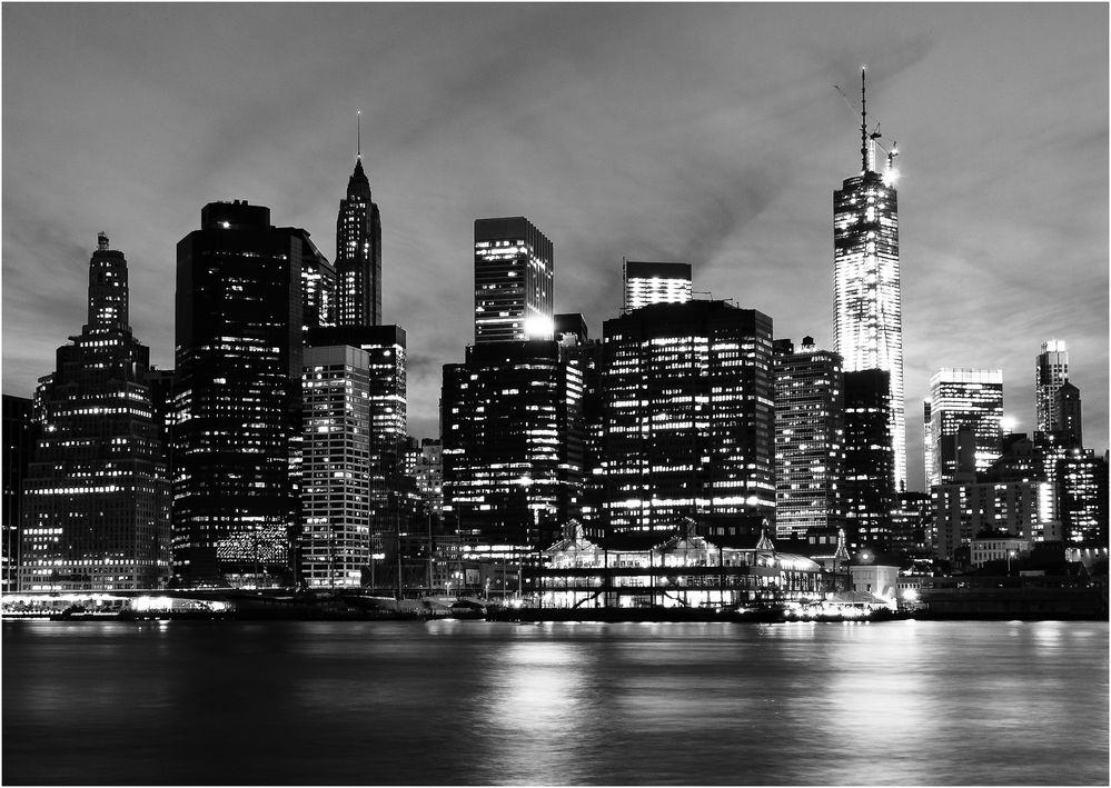 Downtown Manhattan von Brooklyn aus gesehen(bw)