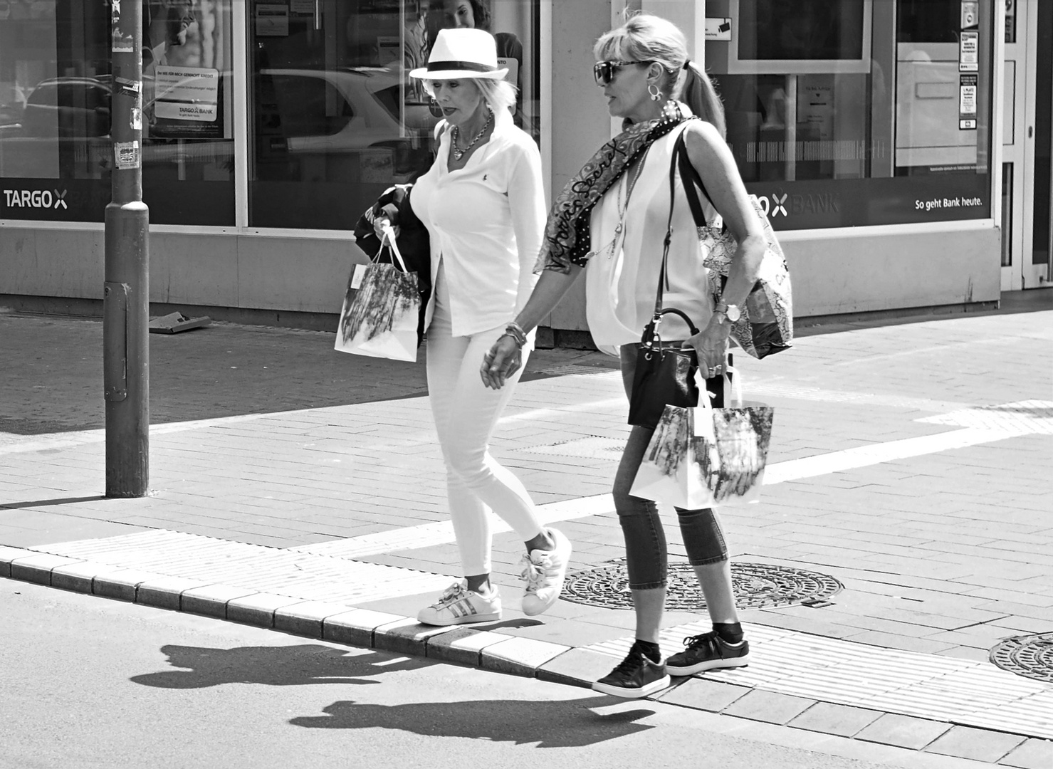 Downtown People - Shopping Ladies