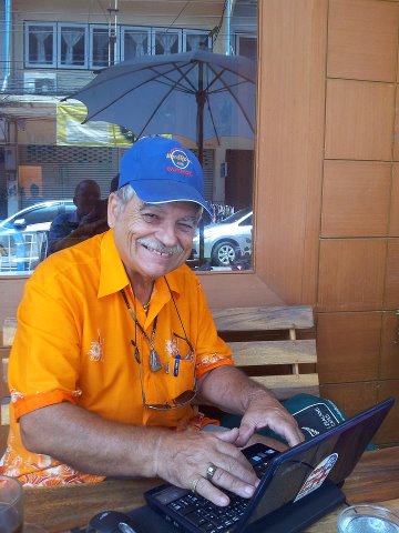 Dr. Charly beim Ueberarbeiten seines Khon Kaen-Stammtisch-Blogs