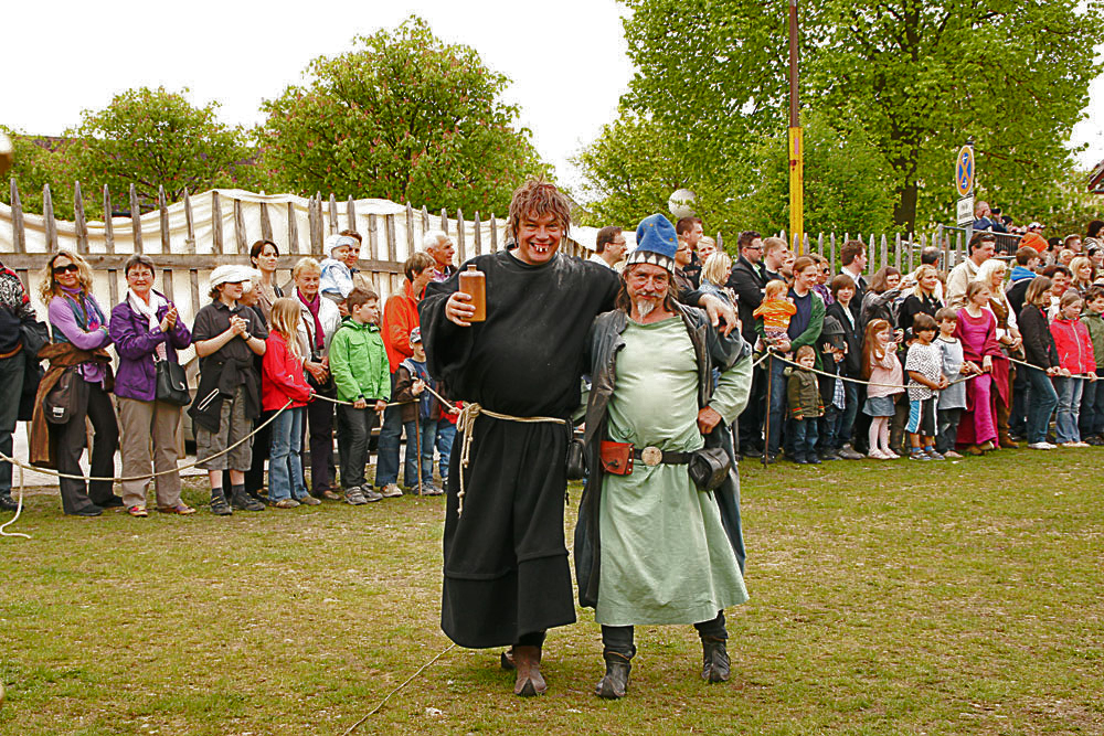 Dr. Dr. Dr. Bombastus Theophrastus Lutzelot vom reitzenden Berg und sein Gehilfe