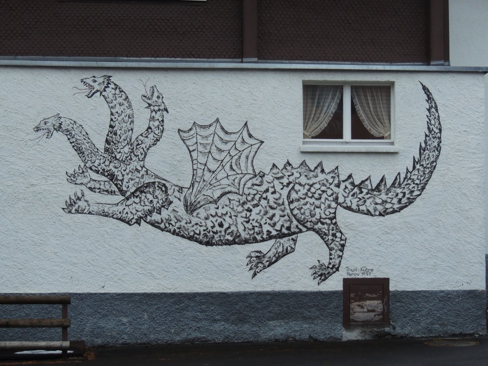 Drache an Hauswand