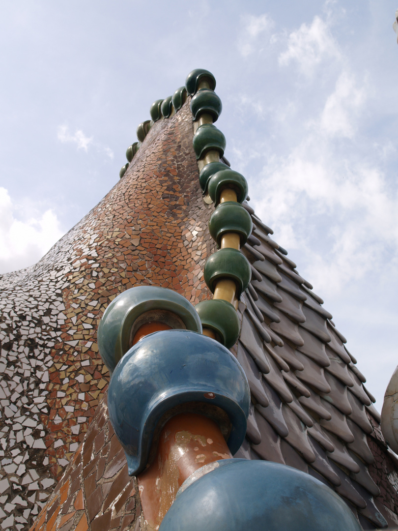 "Drache" auf dem Dach vom Casa Battlo