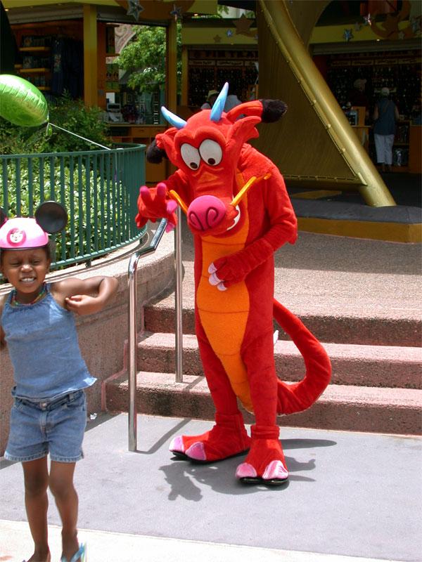 Drache in Disneyworld auf der Jagd nach der Jause