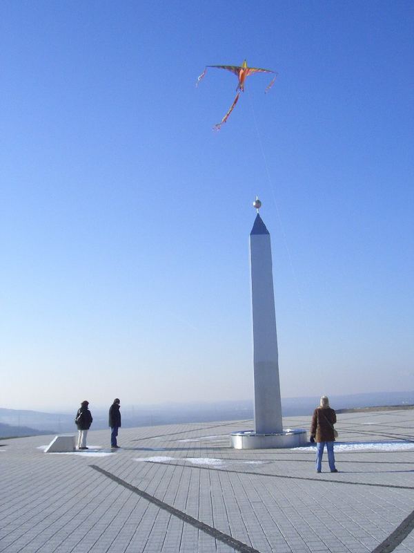 Drachen über dem Obelisk.