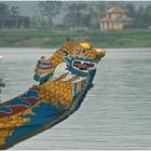 Drachenboot auf dem Parfümfluss 