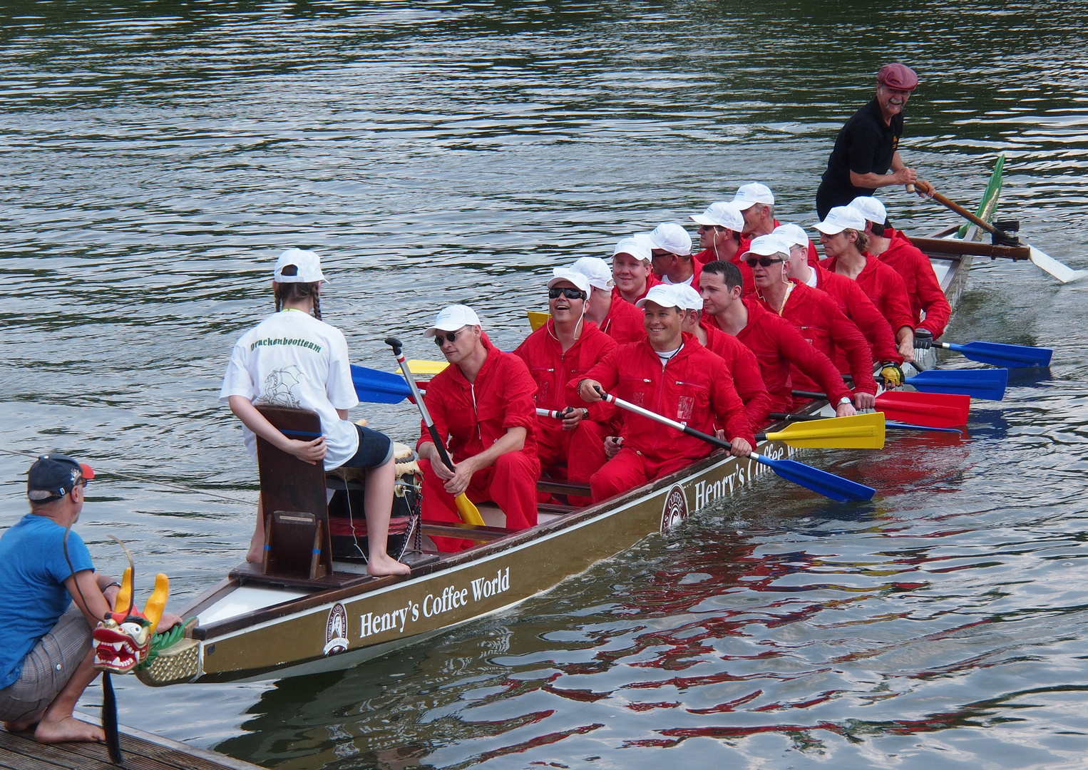 Drachenboot auf der Donau beim Anlegemanöver!