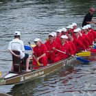 Drachenboot auf der Donau beim Anlegemanöver!