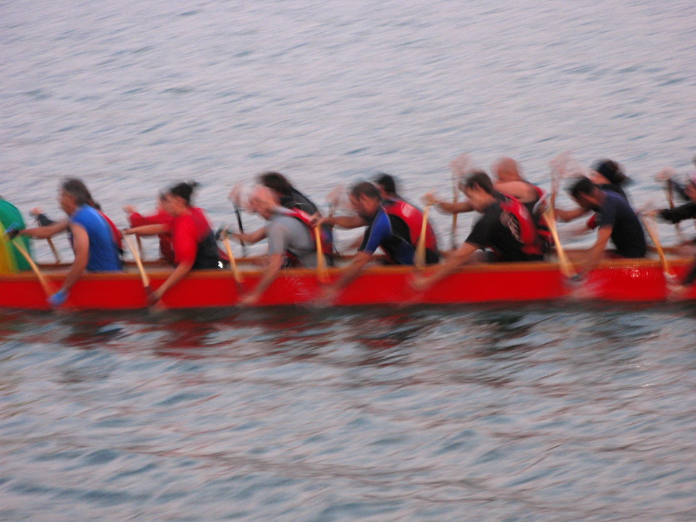 Drachenboot bei Nacht am Lago de Caldonazzo