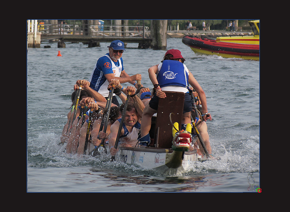 Drachenboot im Rennen 