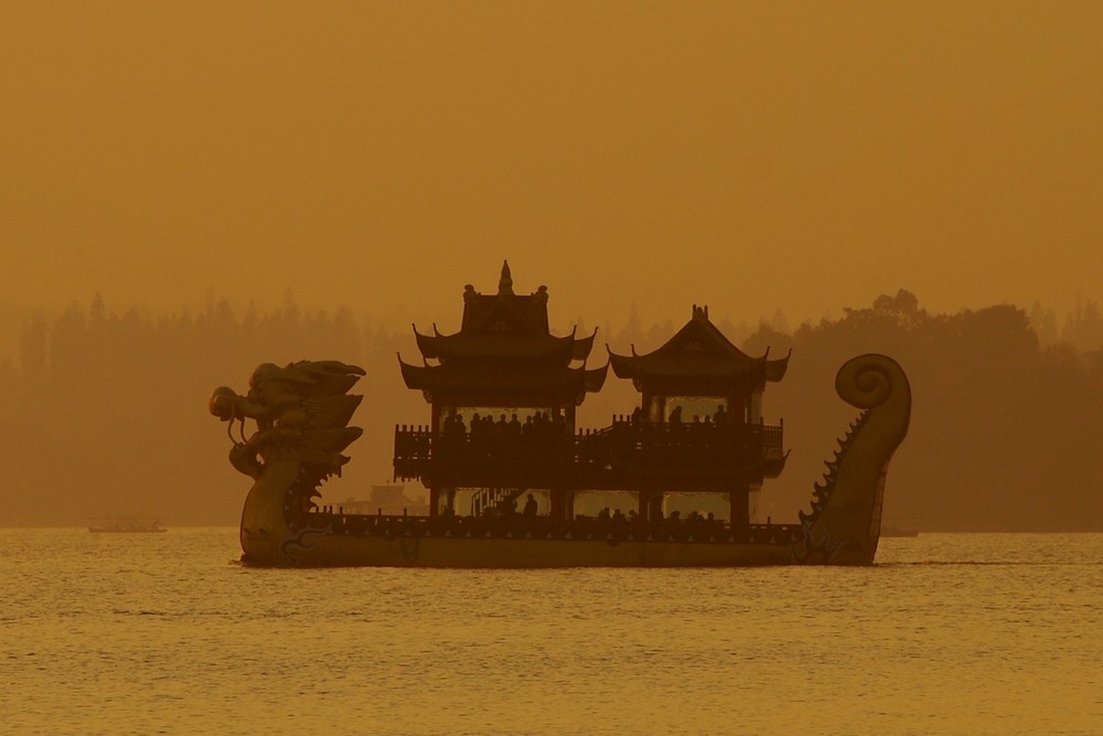 Drachenboot im XiHu und im Gegenlicht