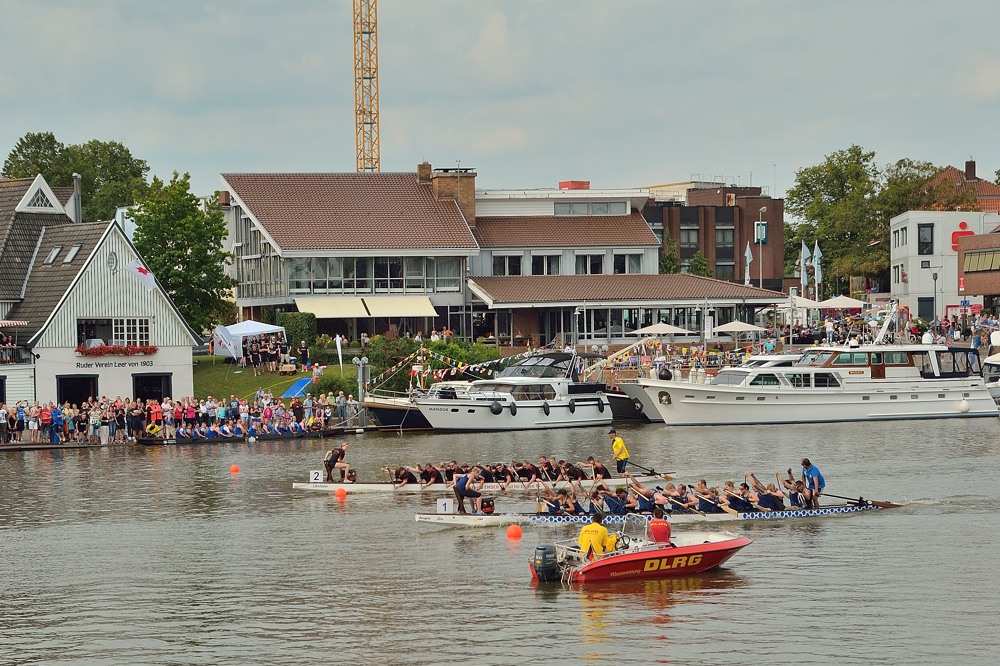 Drachenboot-Rennen in Leer: ein anderer Lauf mit knappem Finish unter Beobachtung der DLRG