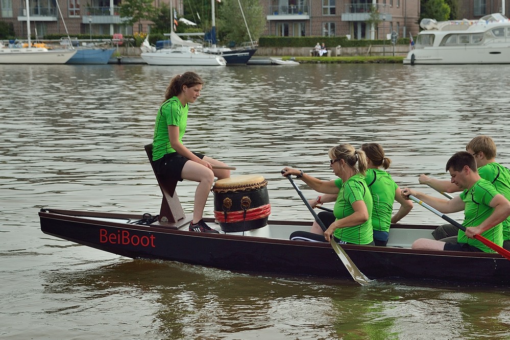 Drachenboot-Rennen in Leer: Eine Schlagzahl-Trommlerin bei der Arbeit