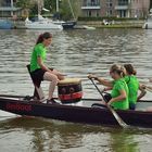 Drachenboot-Rennen in Leer: Eine Schlagzahl-Trommlerin bei der Arbeit