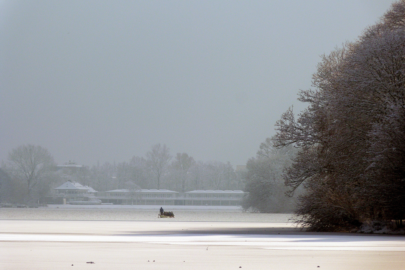 Drachenbootfahrer auf halbzugefrorenem See, P1370759_FB