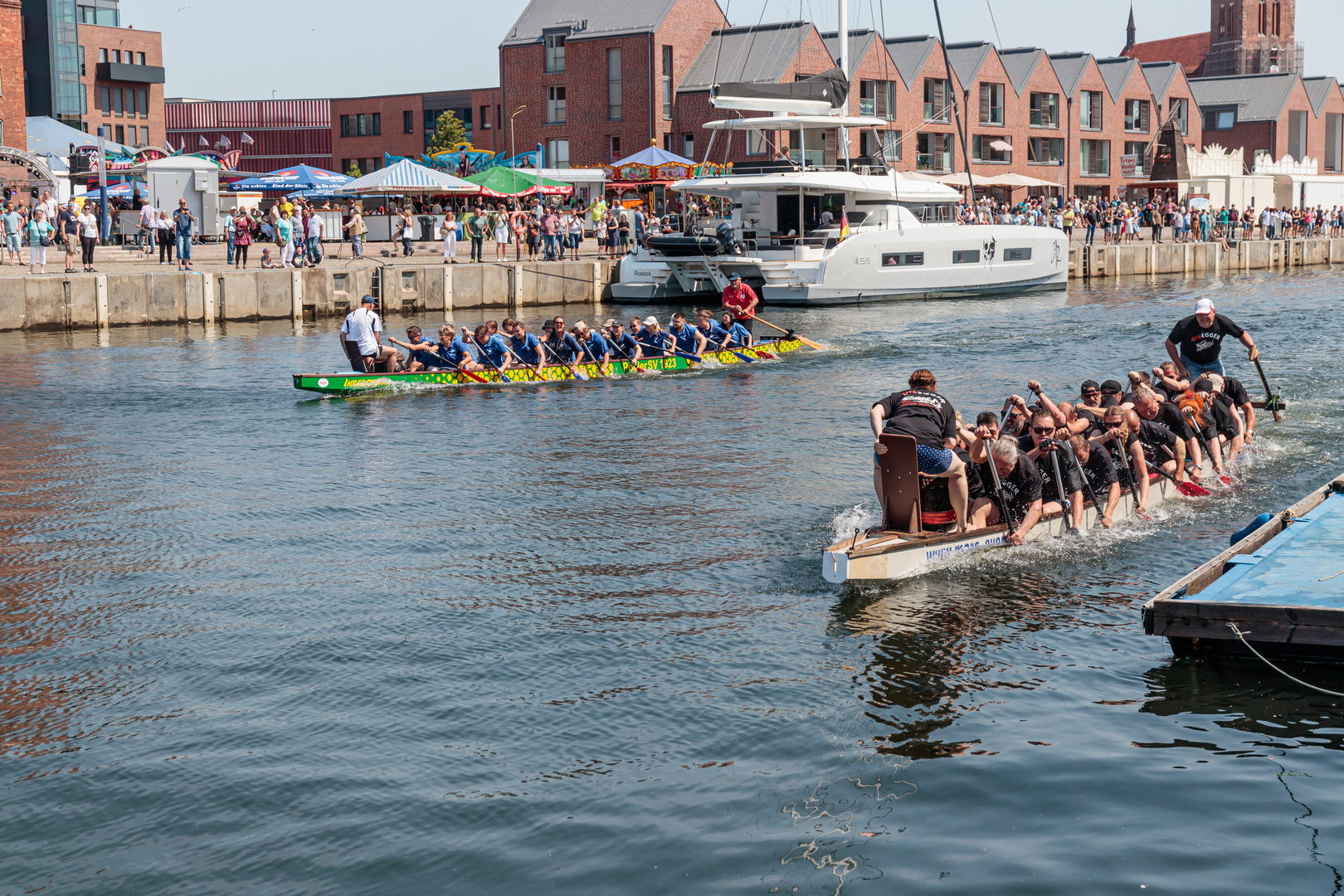 Drachenbootrennen beim Hafenfest in Wismar