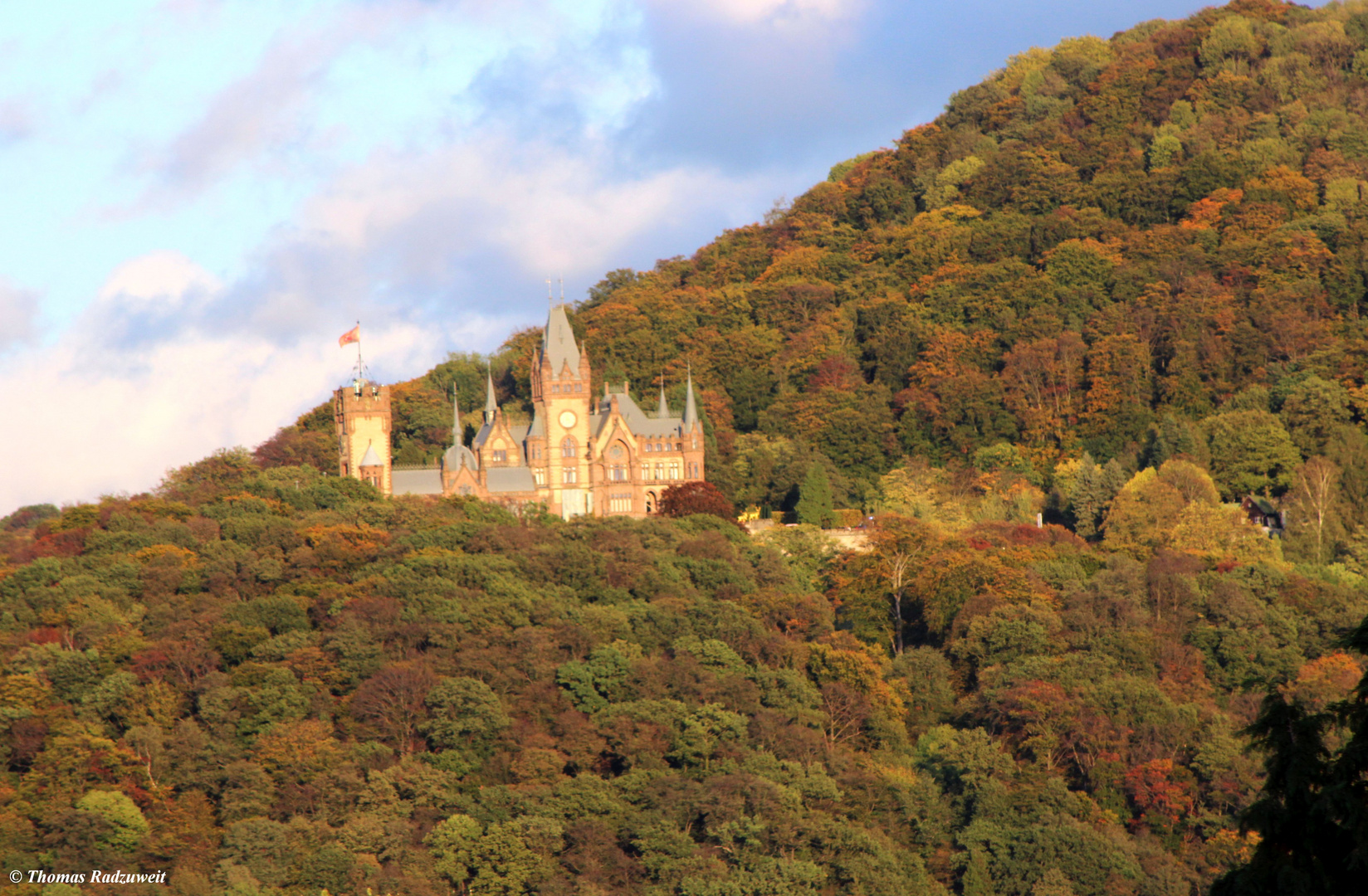 Drachenburg im Abendlicht.