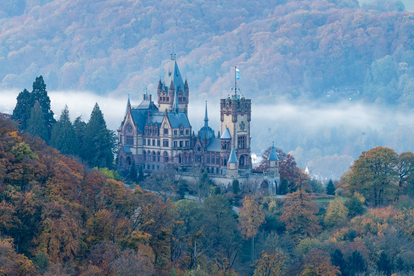 Drachenburg im Herbst 