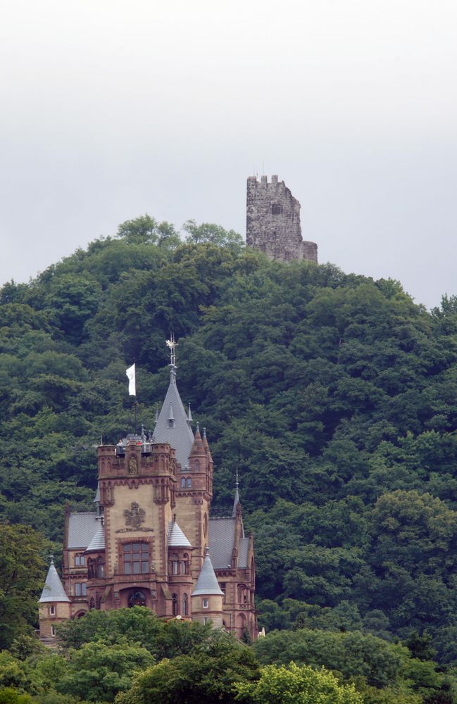 Drachenburg mit Drachenfels