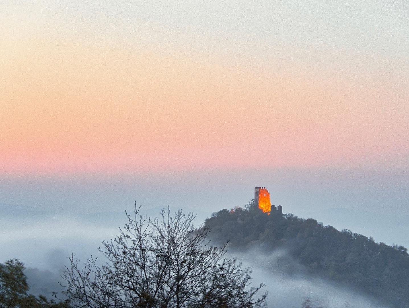 Drachenfels bei Sonnenaufgang