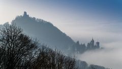 Drachenfels im Nebel