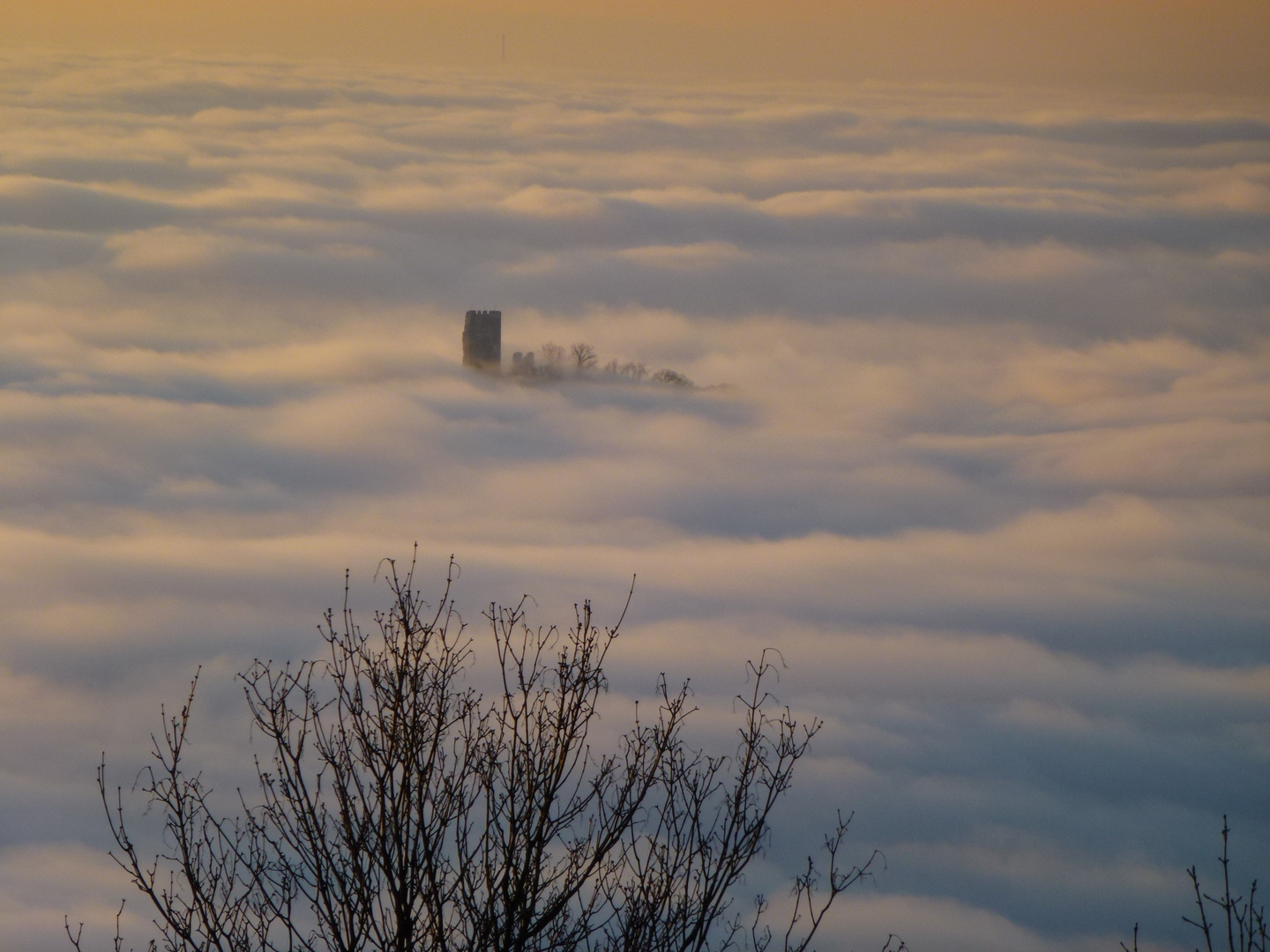 Drachenfels im Wolkenmeer