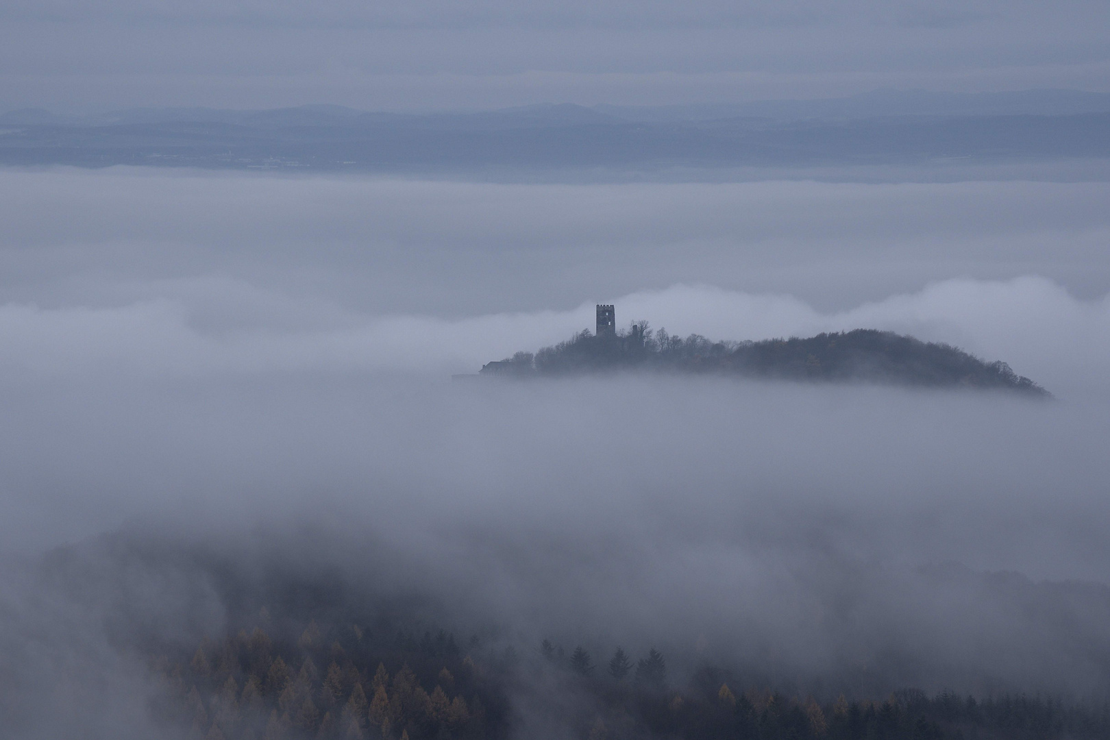 Drachenfels in den Wolken