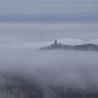 Drachenfels in den Wolken