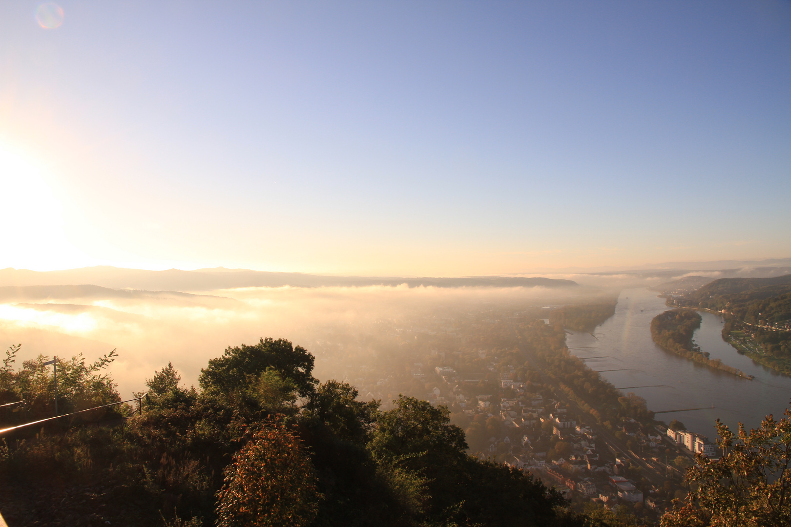 Drachenfels mit Blick auf die Insel Nonnenwerth