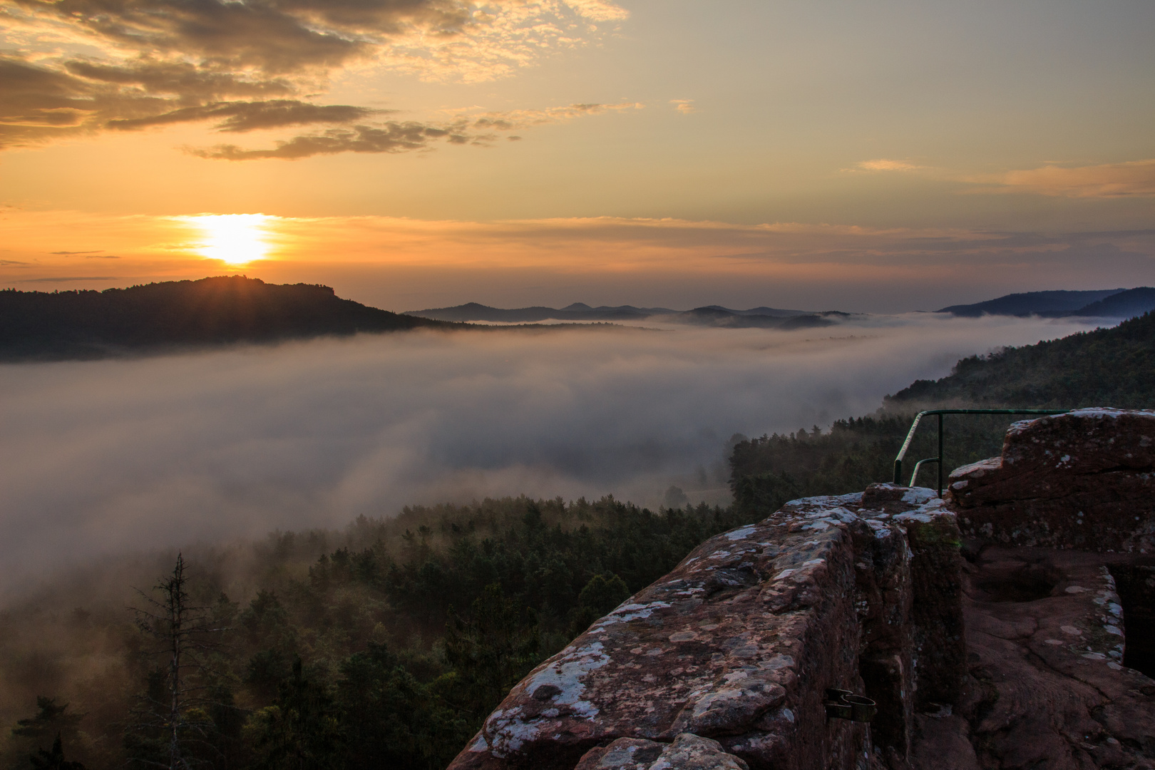 Drachenfels: Sonnenaufgang über dem Buhlsteinpfeiler